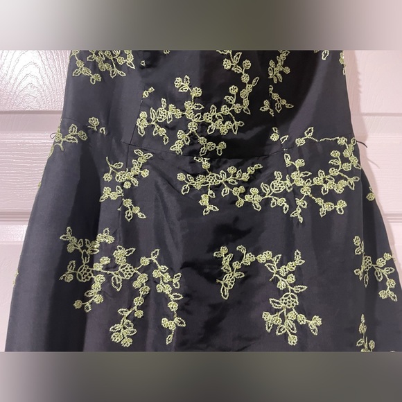 MICHELLE ANTONELLI BLACK W/GREEN EMBROIDERY SLEEVELESS 100 % SILK DRESS Sz-12 - Picture 3 of 9